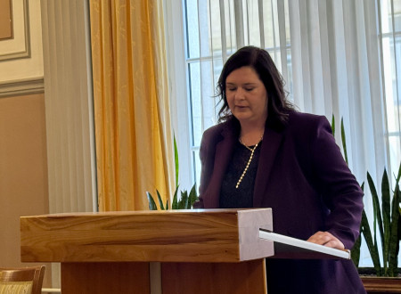 Lea Mačkovšek Zorko, okrajna državna tožilka na Okrožnem državnem tožilstvu v Ljubljani, stoje izreka prisego v sejni sobi Ministrstva za pravosodje.