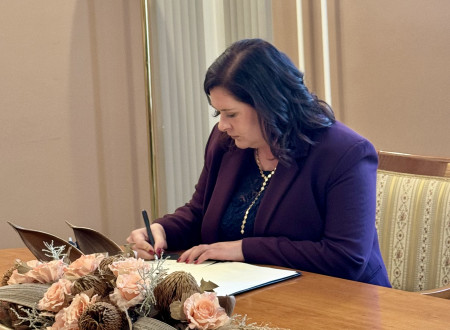 Lea Mačkovšek Zorko, okrajna državna tožilka na Okrožnem državnem tožilstvu v Ljubljani, sede podpisuje potrdilo o prisegi v sejni sobi Ministrstva za pravosodje.