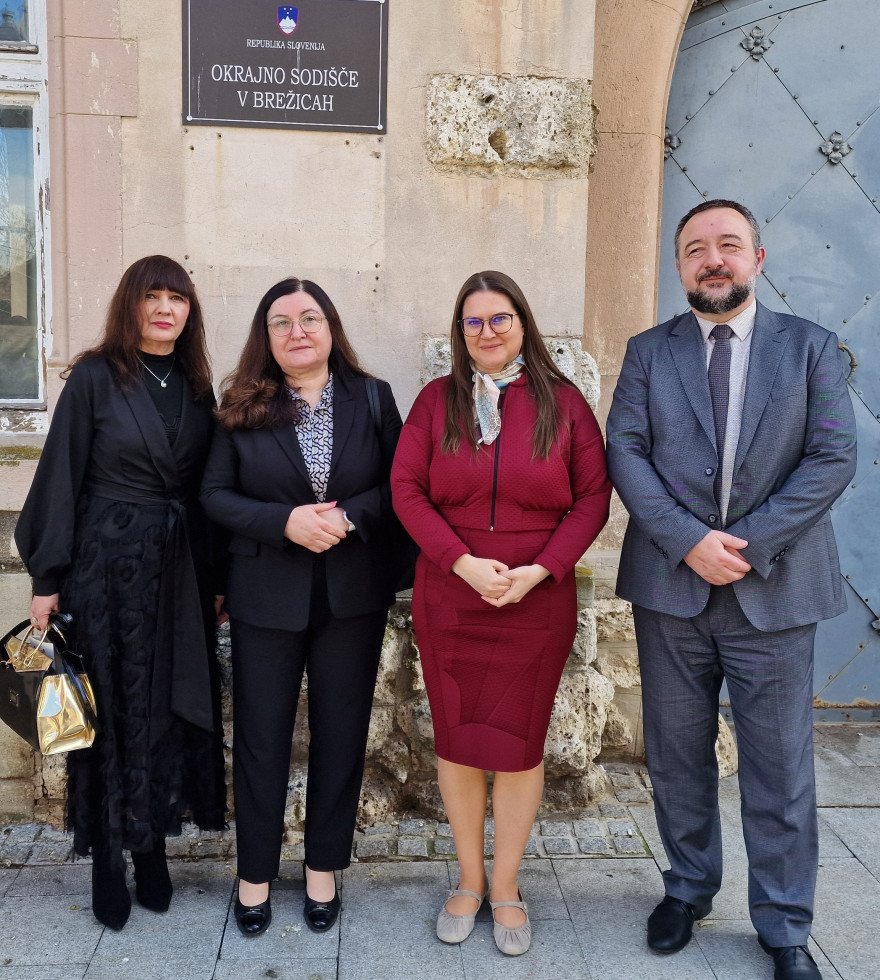 Skupinska fotografija pred sodiščem v Brežicah