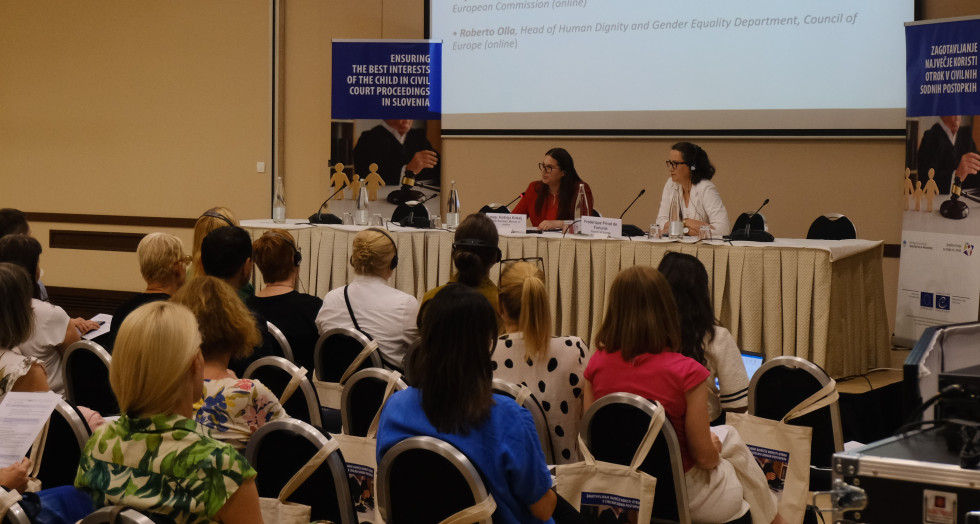 Okrogla miza o strategiji in nacionalnem akcijskem načrtu za izboljšanje položaja otrok v civilnih sodnih postopkih po nagovoru državne sekretarke mag. Andreje Kokalj 