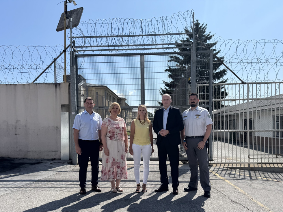 Skupinski posnetek ministra za pravosodje in predstavnikov ministrstva ter zavoda pred vhodom v Prevzgojni dom Radeče.
