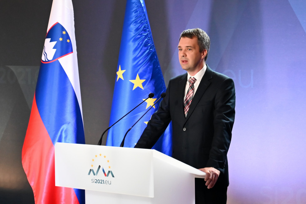Minister Dikaučič na konferenci na temo umetne inteligence