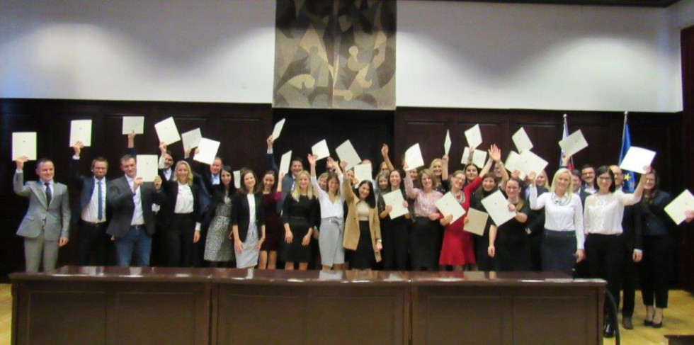 Skupinska fotografija srečnih kandidatov, ki so uspešno opravili pravniški državni izpit