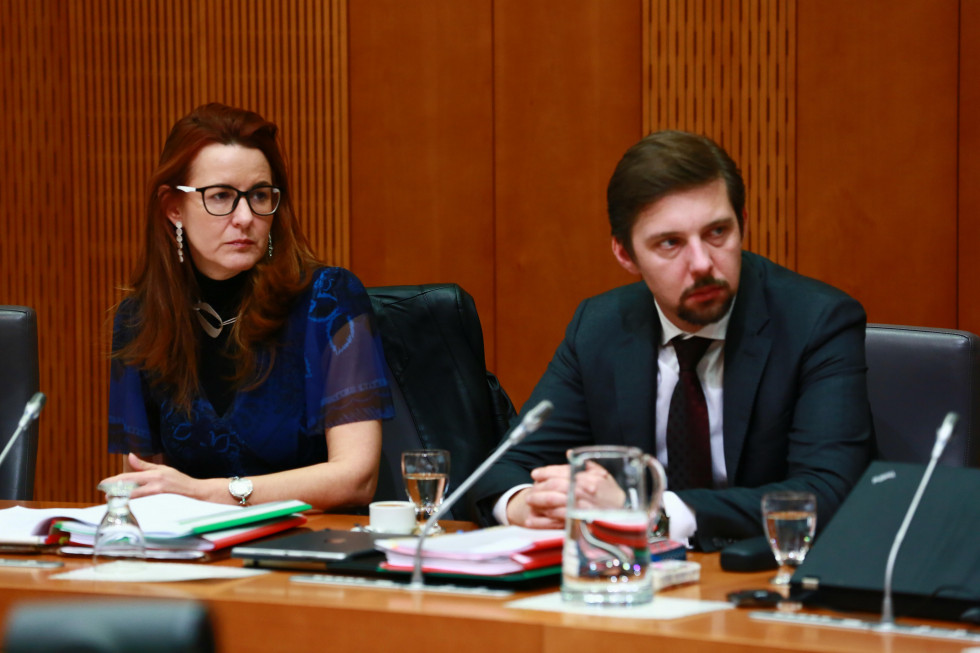 Ministrica za pravosodje Andreja Katič in državni sekretar ministrstva za pravosodje Gregor Strojin na 13. redni seji Odbora Državnega zbora za pravosodje