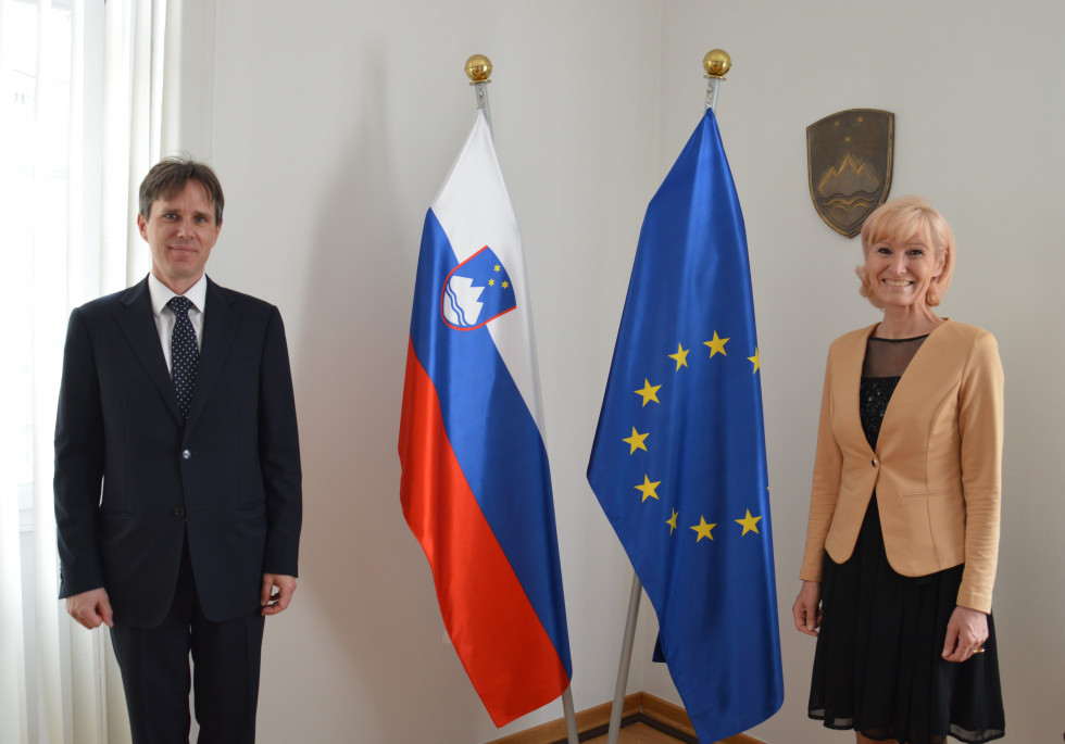 mag. Lilijana Kozlovič in dr. Erik Kerševan pred zastavami