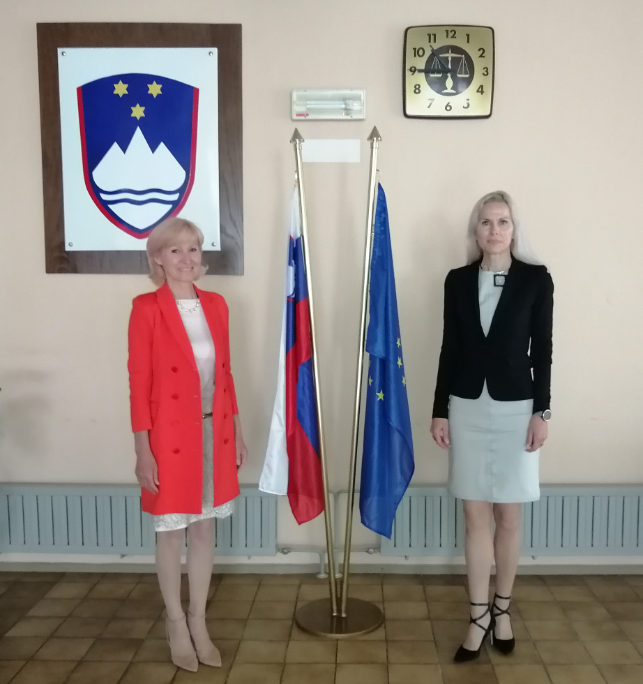 Ministrica za pravosodje in predsednica okrožnega sodišča v Kopru pred zastavami