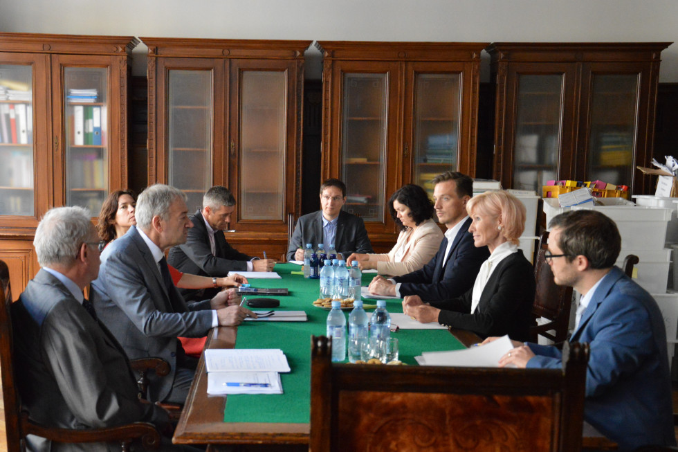 Vodstvo ministrstva za pravosodje in predsednik, podpredsednika ter direktor Višjega sodišča v Ljubljani v sejni sobi za mizo med pogovorom