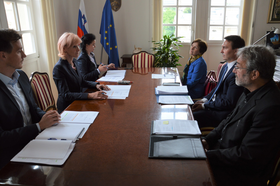 Delegacija ministrstva in Slovenskega sodniškega društva sedijo za mizo in se pogovarjajo