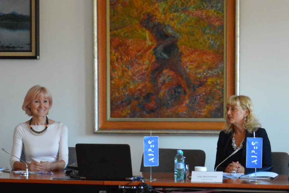 Ministrica za pravosodje in direktorica AJPES med pogovorom