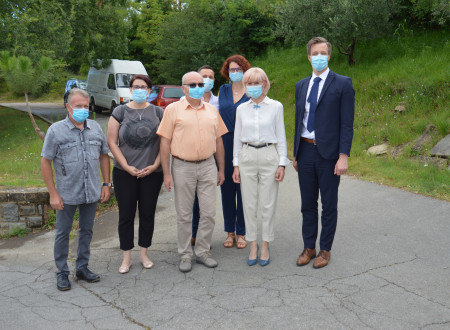 Vodstvo ministrstva in  izvajalske organizacije Center Sonček Elerji stojijo 