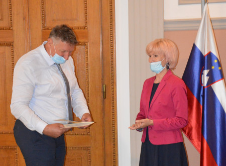 Ministrica Lilijana Kozlovič čestita novozapriseženemu sodnemu izvedencu Jožetu Škrilcu