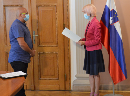 Ministrica Lilijana Kozlovič čestita novozapriseženemu sodnemu tolmaču Wasim Alkhatibu
