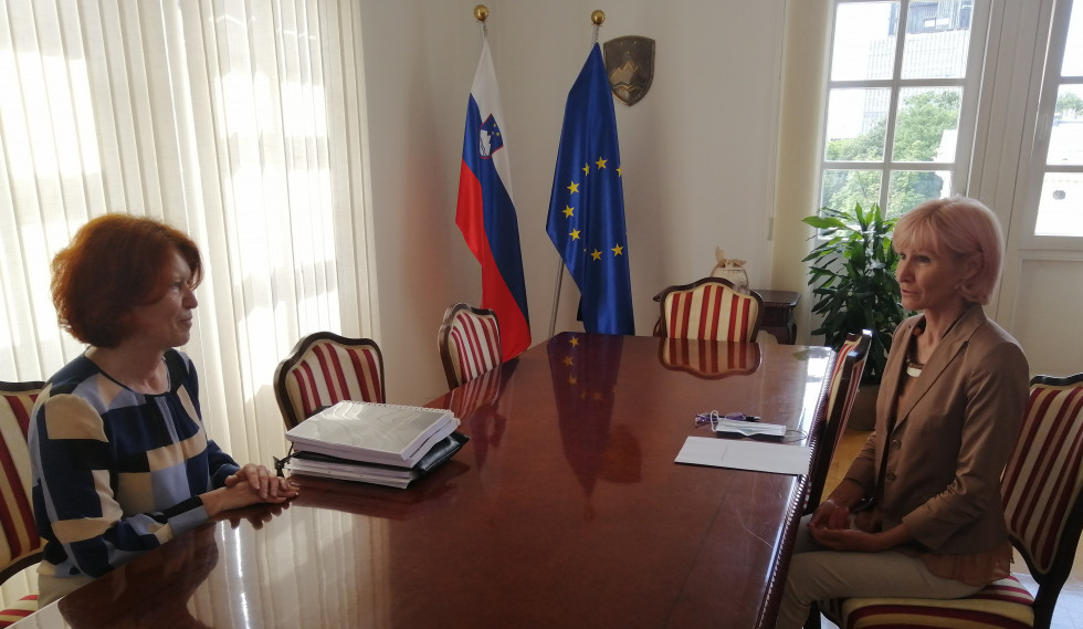 Ministrica za pravosodje Lilijana Kozlovič in predsednica Notarske zbornice Slovenije Sonja Kralj sedita za mizo in se pogovarjata