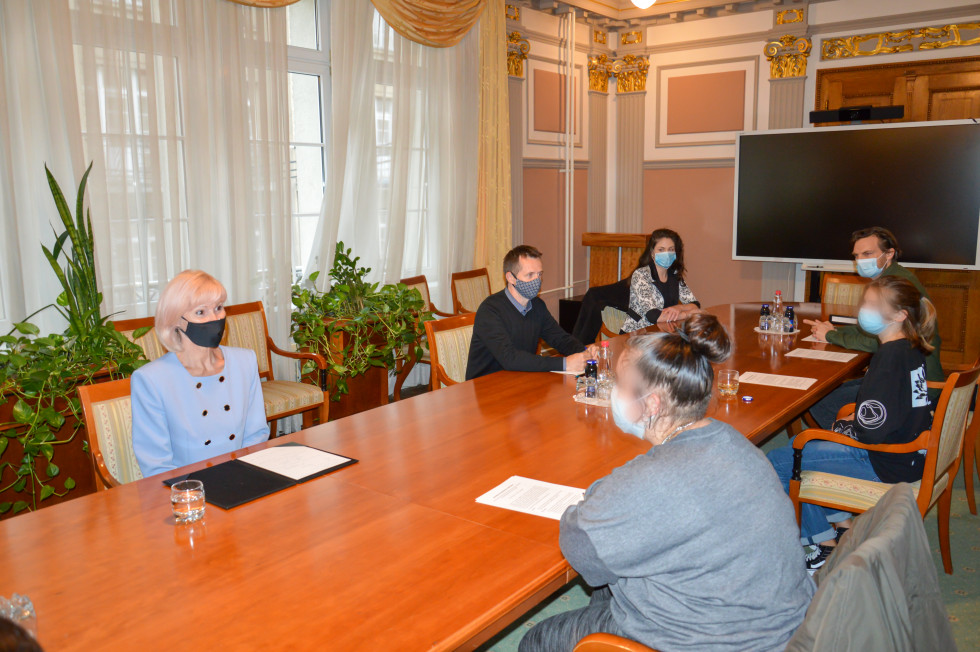 Ministrica Lilijana Kozlovič je sprejela predstavnike otrok, ki so ji predstavili njihove predloge k osnutku zakona o hiši za otroke