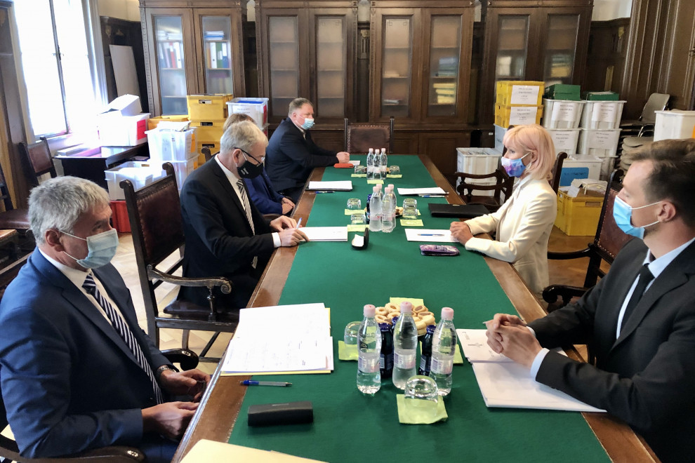Predstavniki ministrstva in predsedniki višjih sodišč sedijo za mizo na sestanku
