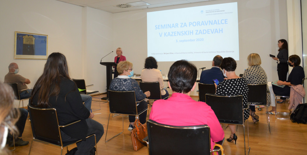 Ministrica Lilijana Kozlovič govori udeležencem seminarja
