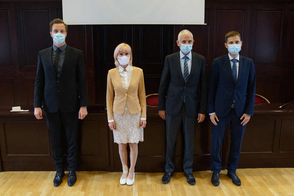 Na skupinski fotografiji stojijo predstavniki Ministrstva za pravosodje in Vrhovnega sodišča