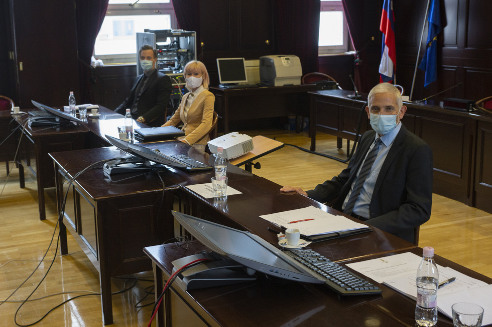 (z leve proti desni) državni sekretar Zlatko Ratej, ministrica za pravosodje mag. Lilijana Kozlovič in predsednik Vrhovnega sodišča mag. Damijan Florjančič sedijo za mizo 