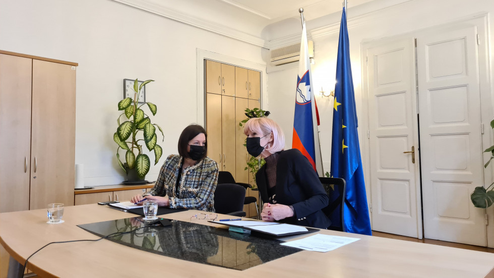 Ministrica Kozlovič in Katja Rejec Longar med pogovorom pred pričetkom videokonference..
