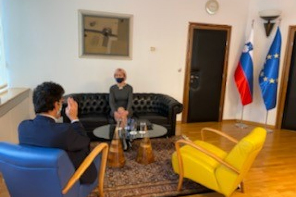 Srečanje ministrice in varuha človekovih pravic, sestanek v sproščenem okolju, oba udeleženca nosita maski.