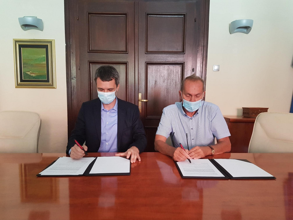 Podpis pogodbe na občini z ministrom Marjanom Dikaučičem in županom Slovenskih Konjic Darkom Ratajcem