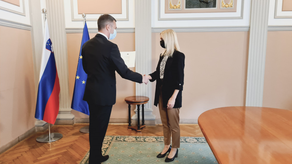 Minister Dikaučič čestita novo zapriseženi državni tožilki
