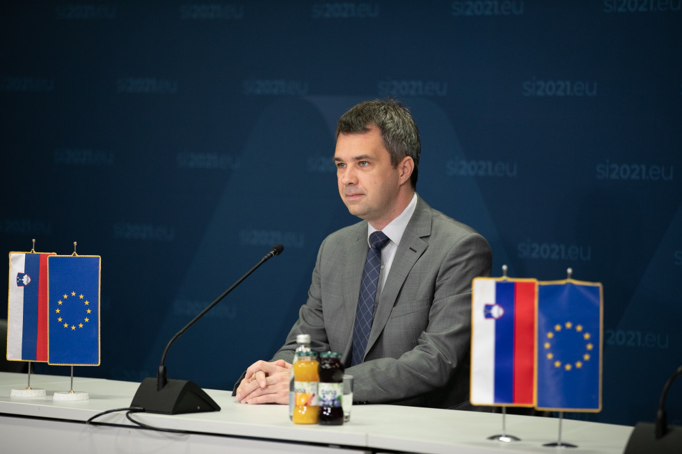 Minister Dikaučič na spletni konferenci o učinkovitem boju prosti sovražnem govoru na spletu