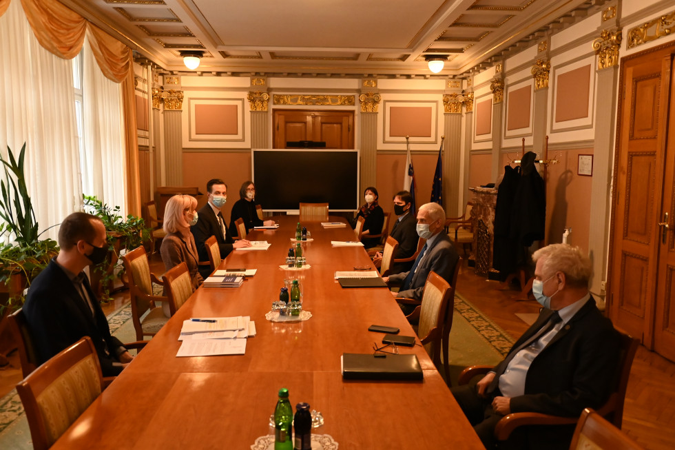 Slika s sestanka z Vrhovnim sodiščem in Sodnim svetom o novi sodniški zakonodaji.