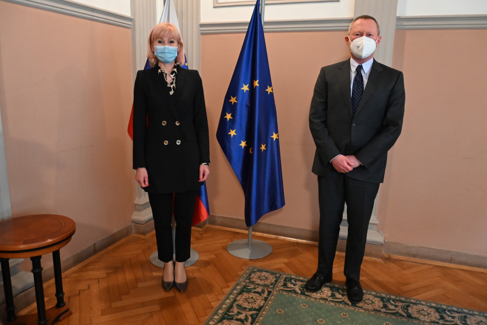 Ministrica in direktor stojita ob zastavi evropske unije