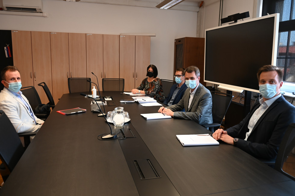 Na sestanku v konferenčni sobi (od leve) predsednik ZUS, predstavnica MP, minister Dikaučič in državni sekretar Ratej