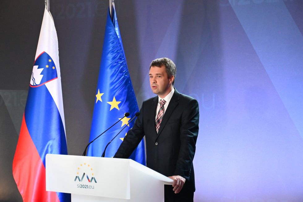 Minister Dikaučič na konferenci na temo umetne inteligence