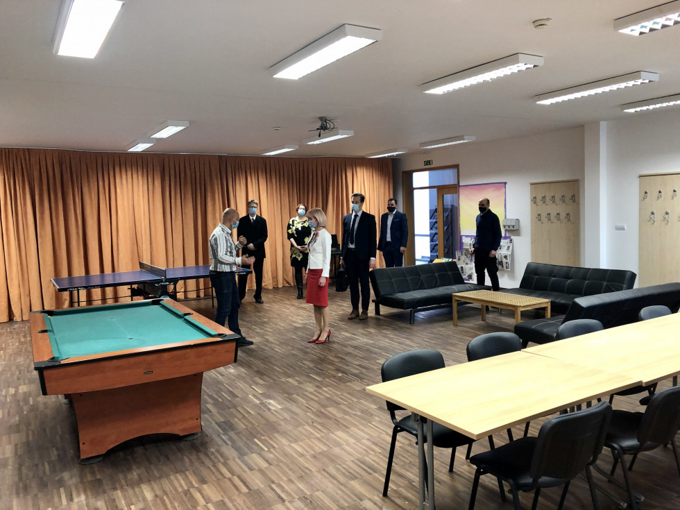 Ministrica si ogleduje prostor za druženje Mladinskega centra Velenje