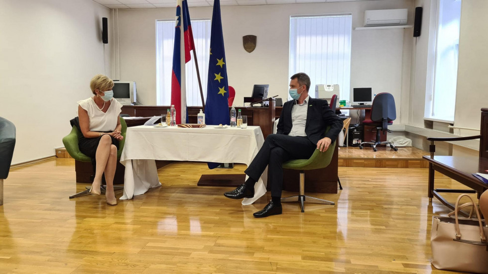 minister Dikaučič in tožilka Polutnikova v pogovoru v razpravni dvorani