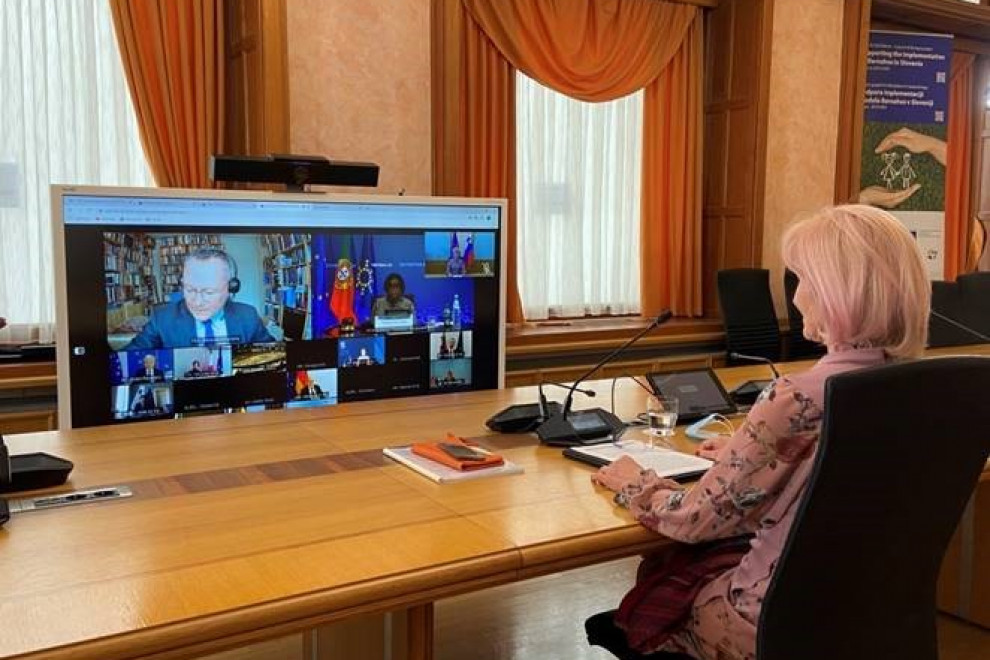 Ministrica Lilijana Kozlovič sedi pred ekranom in sodeluje na sestanku, ki poteka preko Zooma