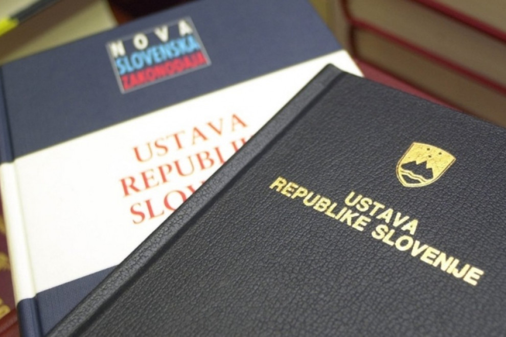 Fotografija knjige slovenske ustave