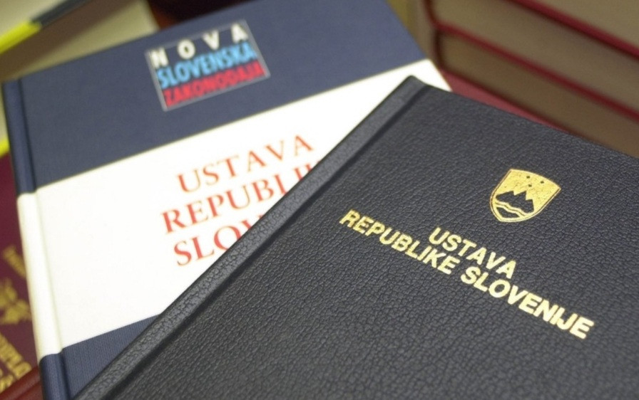 Fotografija knjige slovenske ustave