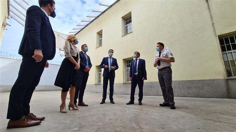 Minister Dikaučič si s sodelavci ogleduje dvorišče koprskega zapora