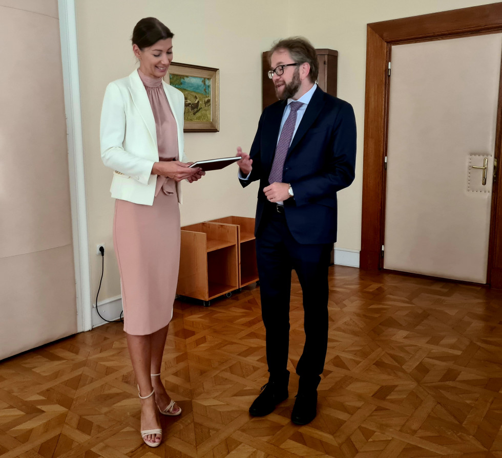 predsednik ustavnega sodišča dr. Acceto ministrici izročil knjigo Plečnikova palača