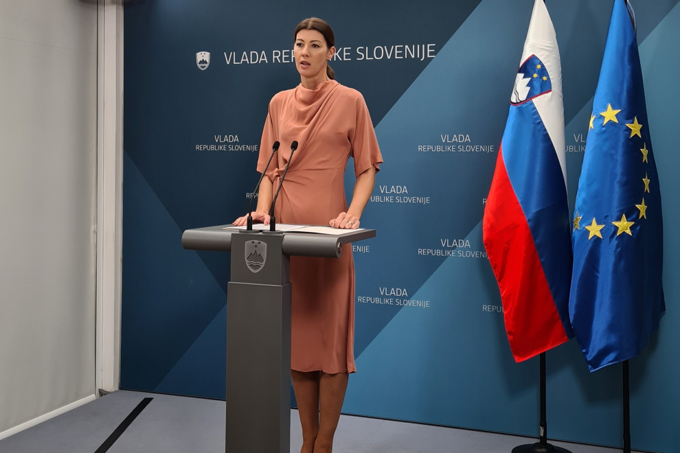 Ministrica med nastopom na novinarski konferenci