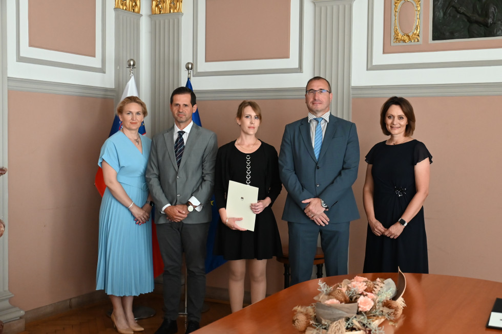 Skupinska fotografija, od leve proti desni: podpredsednica DTS, državni sekretar, Katarina Anželj, generalni državni tožilec, vodja ODT Ljubljana