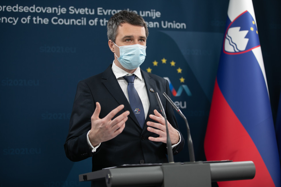 minister za govorniškim pultom predstavlja dosežke slovenskega predsedovanja
