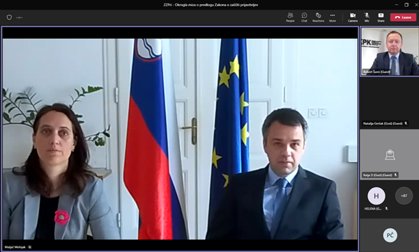 Zajem zaslona minister Dikaučič in generalna direktorica Nina Koželj na uvodni predstavitvi preko video povezave