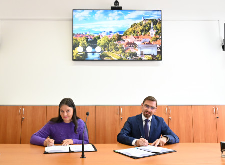 Generalni sekretar Ministrstva za pravosodje Andrej Špenga in predsednica Okrožnega sodišča v Mariboru Alenka Zadravec podpisujeta dogovor o prenosu pravic upravljanja za videokonferenčno opremo.