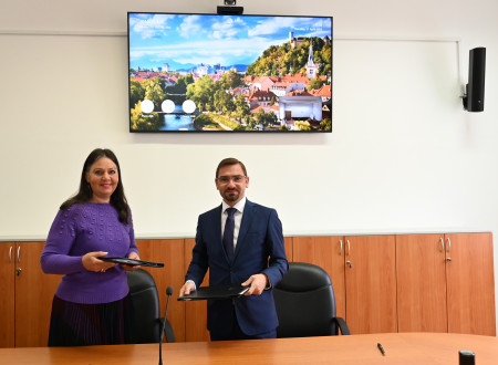 Generalni sekretar Ministrstva za pravosodje Andrej Špenga in predsednica Okrožnega sodišča v Mariboru Alenka Zadravec po podpisu dogovora o prenosu pravice upravljanja za videokonferenčno opremo