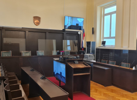 Sodna dvorana z nameščenimi zasloni za spremljanje videokonferenc..