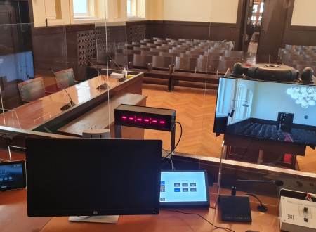 Sodna dvorana z videokonferenčnim sistemom.