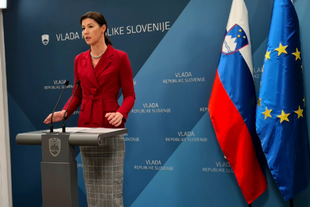 ministrica za govorniškim pultom odgovarja na novinarska vprašanja