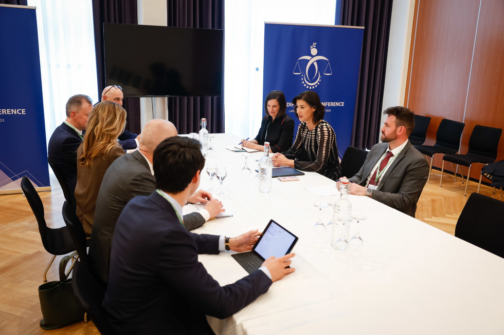 bilateralno srečanje slovenske in nizozemske pravosodne ministrice s sodelavci