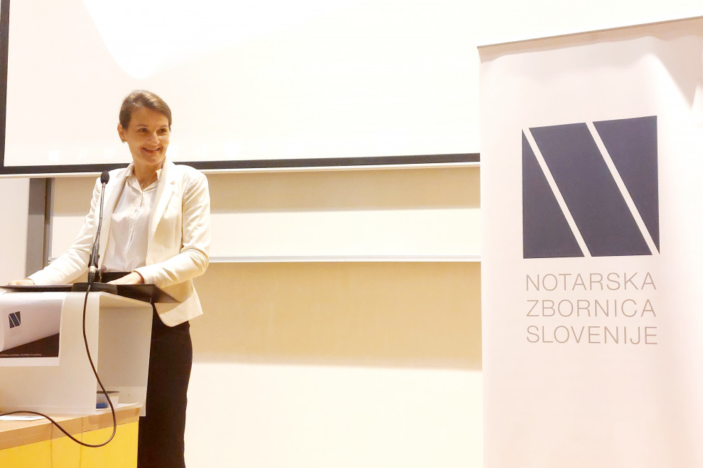 Državna sekretarka mag. Jelen Kosi med nagovorom notarkam in notarjem
