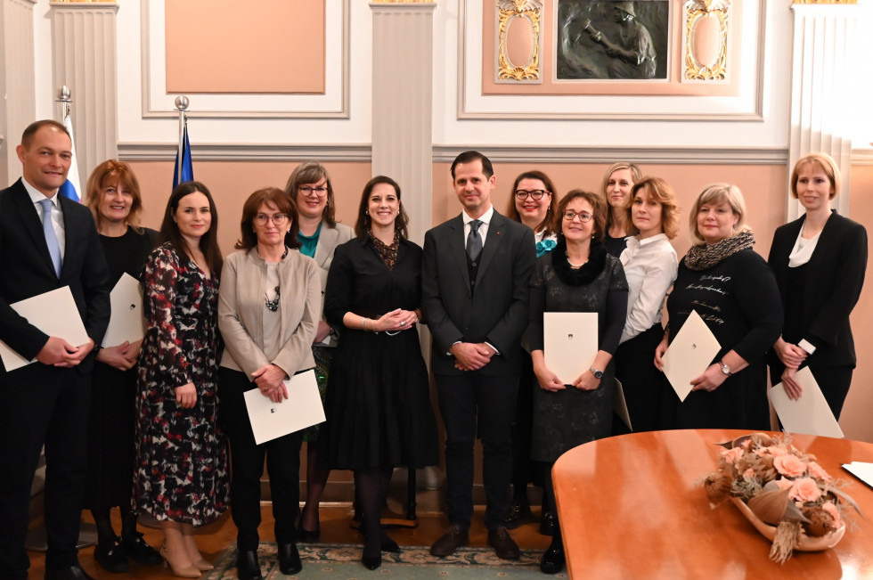 Skupinska fotografija v veliki sejni dvorani ministrstva za pravosodje.